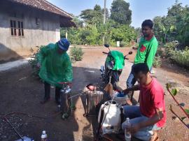 PENYEMPROTAN DISINFEKTAN DI PADUKUHAN BATUR